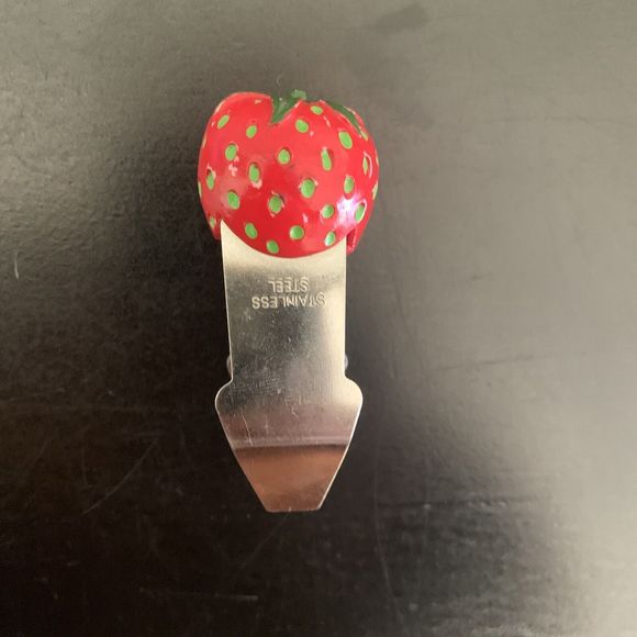 Plastic Handheld Pineapple Cutter Corer Peeler & Strawberry Huller - Picture 8 of 9